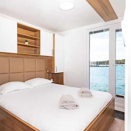 Hausboot Astrid - Floating House Lägenhet Pula
