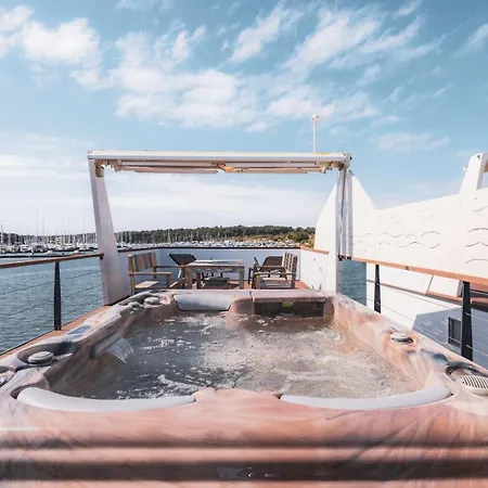 Hausboot Astrid - Floating House Lägenhet Pula