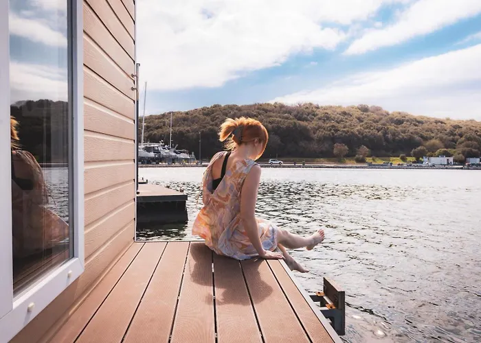 Hausboot Astrid - Floating House * 普拉