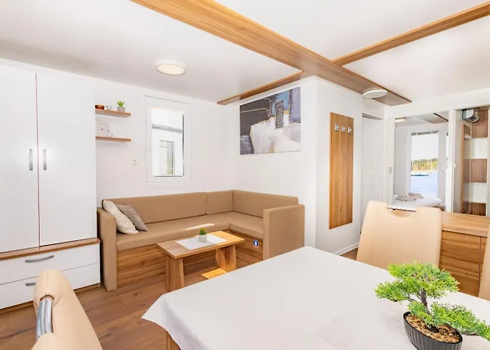 Hausboot Astrid - Floating House 普拉