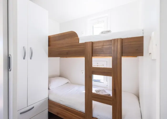 Hausboot Astrid - Floating House * 普拉