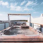 Hausboot Astrid - Floating House 아파트 풀라