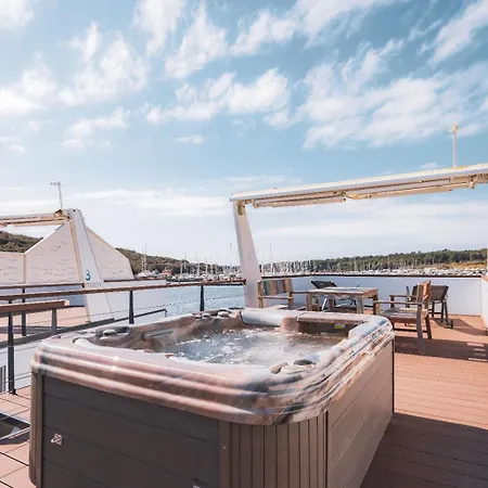 Апартаменты Hausboot Astrid - Floating House