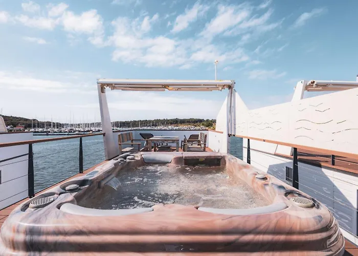 Hausboot Astrid - Floating House Appartement Pula